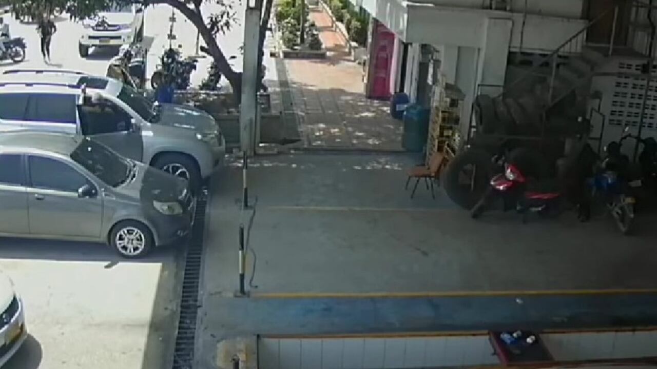 La camioneta estacionada es la de la víctima, justo en ese momento fue atacado por los hombres a disparos