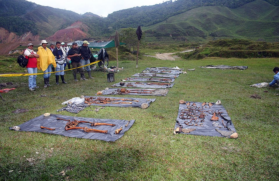 Exhumación de 350 cadáveres en Antioquia, mayo 4 de 2009.