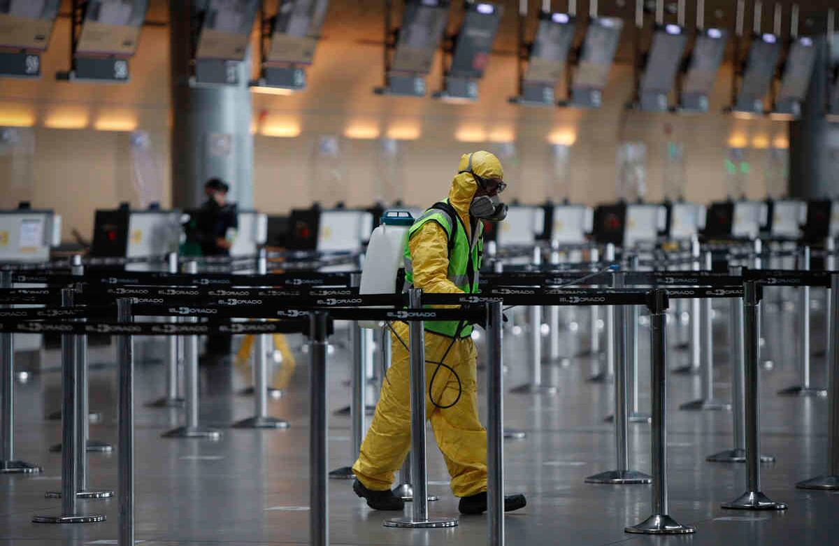Dichos resultados se enviarán a Coronapp y se entregarán a los viajeros, quienes deben presentar el resultado al momento previo del abordaje del avión. Foto: Guillermo Torres/SEMANA