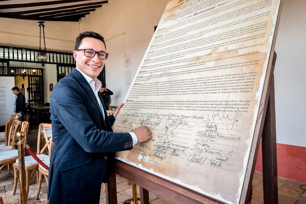 Carlos Caicedo en la cumbre de gobernadores.