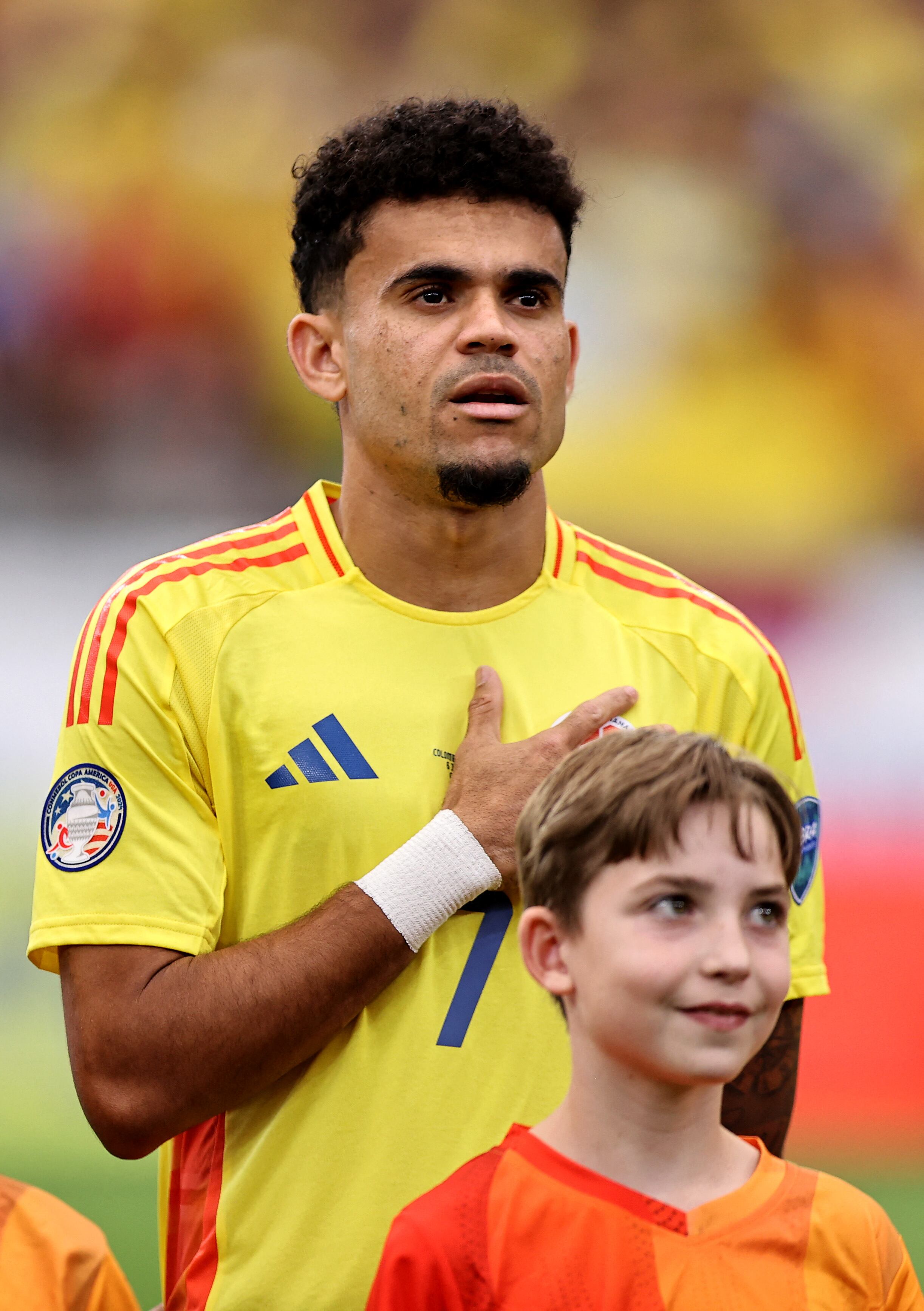 GLENDALE, ARIZONA - JULY 06: Luis Diaz of Colombia sing the national anthem prior to the CONMEBOL Copa America 2024 quarter-final match between Colombia and Panama at State Farm Stadium on July 06, 2024 in Glendale, Arizona.   Omar Vega/Getty Images/AFP (Photo by Omar Vega / GETTY IMAGES NORTH AMERICA / Getty Images via AFP)