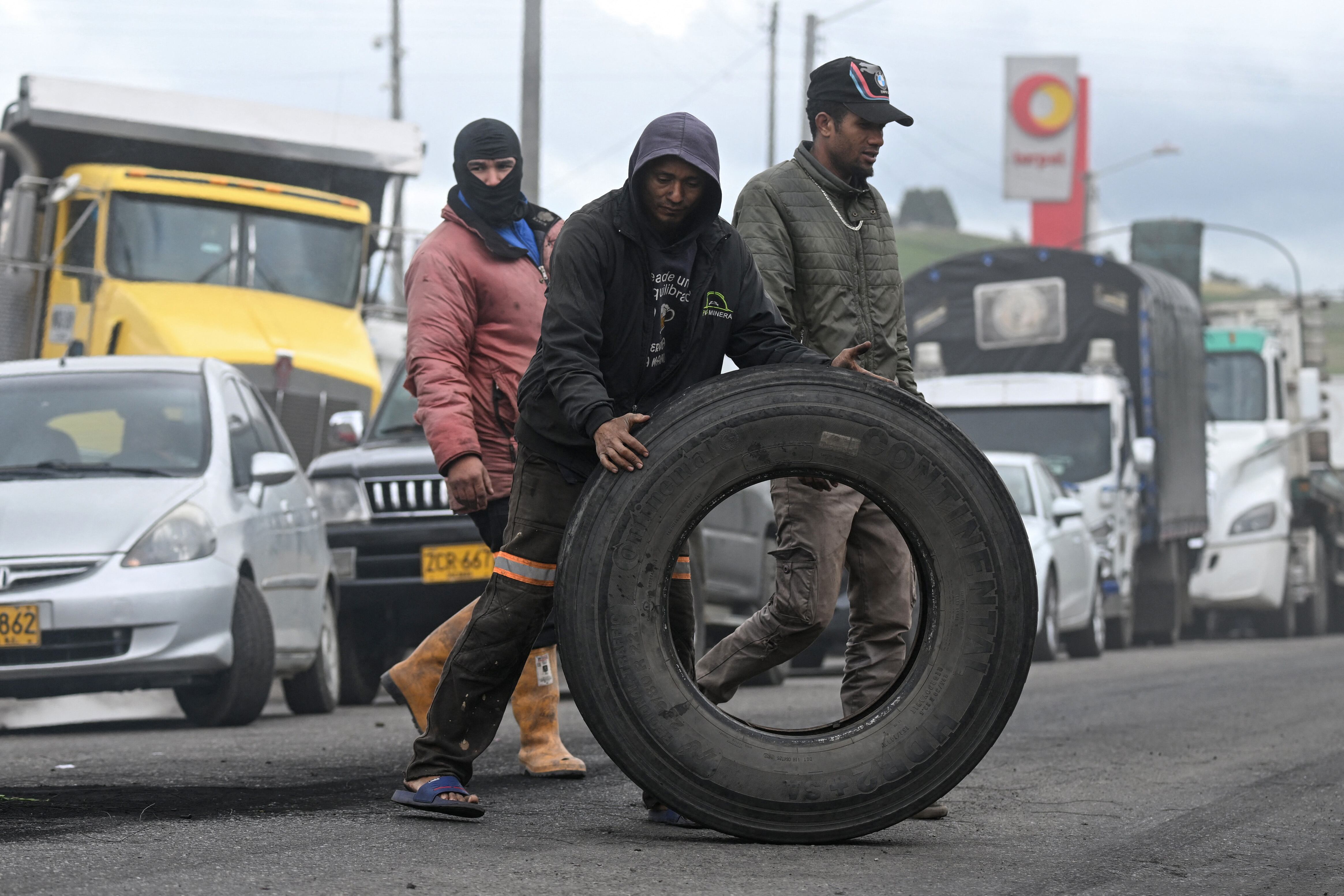 Mineros se niegan a despejar las vías taponadas. Las pérdidas son millonarias.