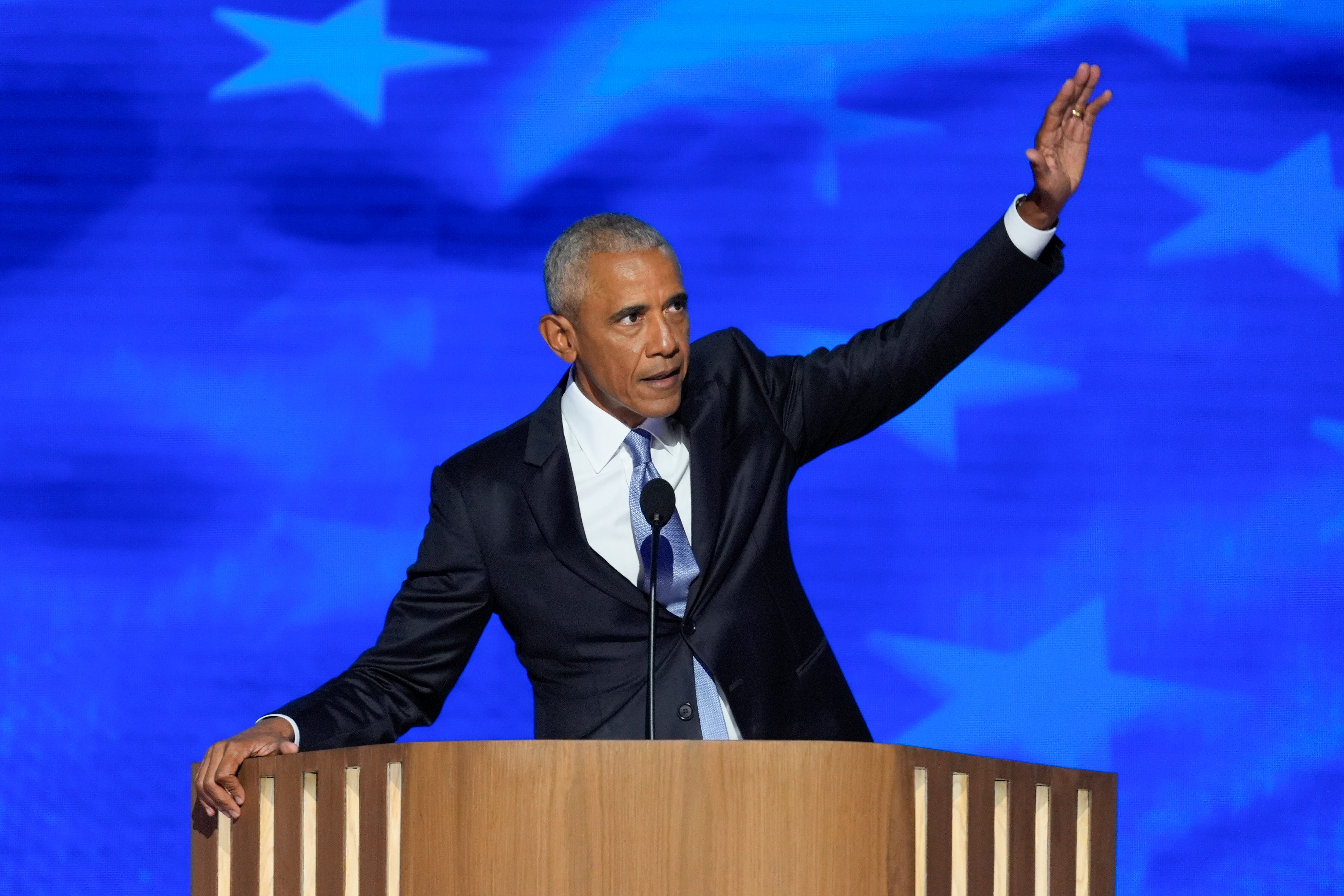 "¡Sí, ella puede!", exclamó Obama, coreado por la multitud, una adaptación del esperanzador eslogan que marcó su ascenso a la Presidencia en 2008.
