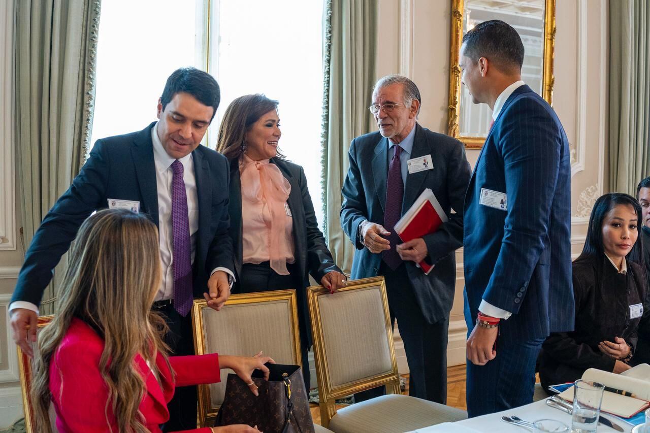 El gobernador del Atlántico, Eduardo Verano, de pie sosteniendo una carpeta roja entre su brazo izquierdo.