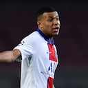 BARCELONA, SPAIN - FEBRUARY 16: Kylian Mbappe of Paris Saint-Germain reacts during the UEFA Champions League Round of 16 match between FC Barcelona and Paris Saint-Germain at Camp Nou on February 16, 2021 in Barcelona, Spain. (Photo by David Ramos/Getty Images)