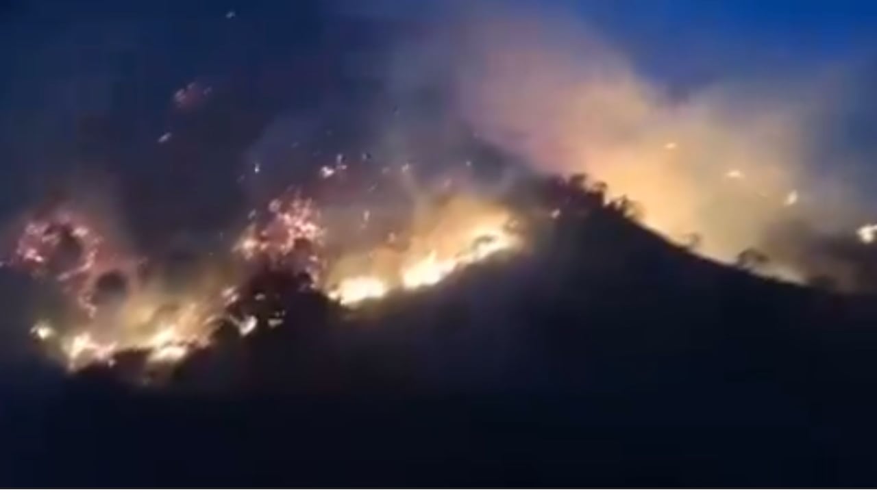 Imagen del incendio en Ábrego que tiene en alerta a los habitantes de la zona