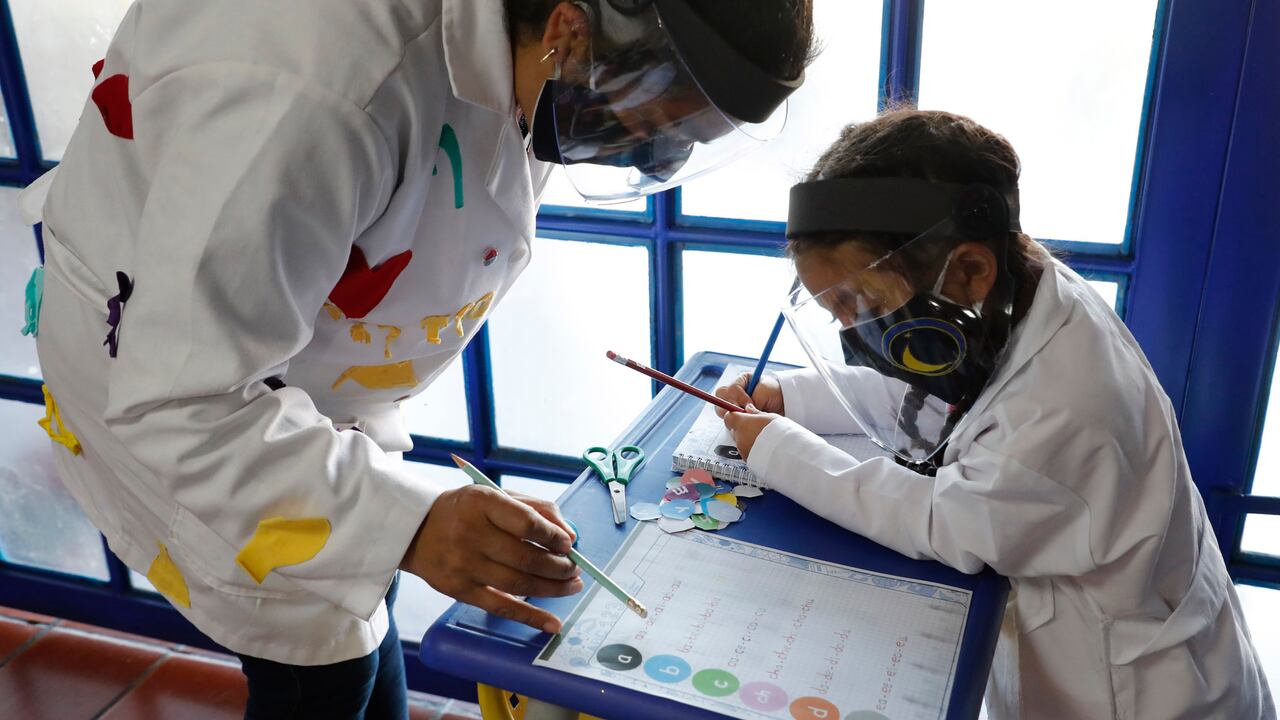En las instituciones autorizadas para la alternancia, habrá desinfección de los espacios, horario escalonado de ingreso y salida, horario de lavado de manos, toma de temperatura, ventilación cruzada en las aulas, entre otros protocolos, como el uso de cafeterías o bibliotecas.
Foto: Guillermo Torres Reina / Semana