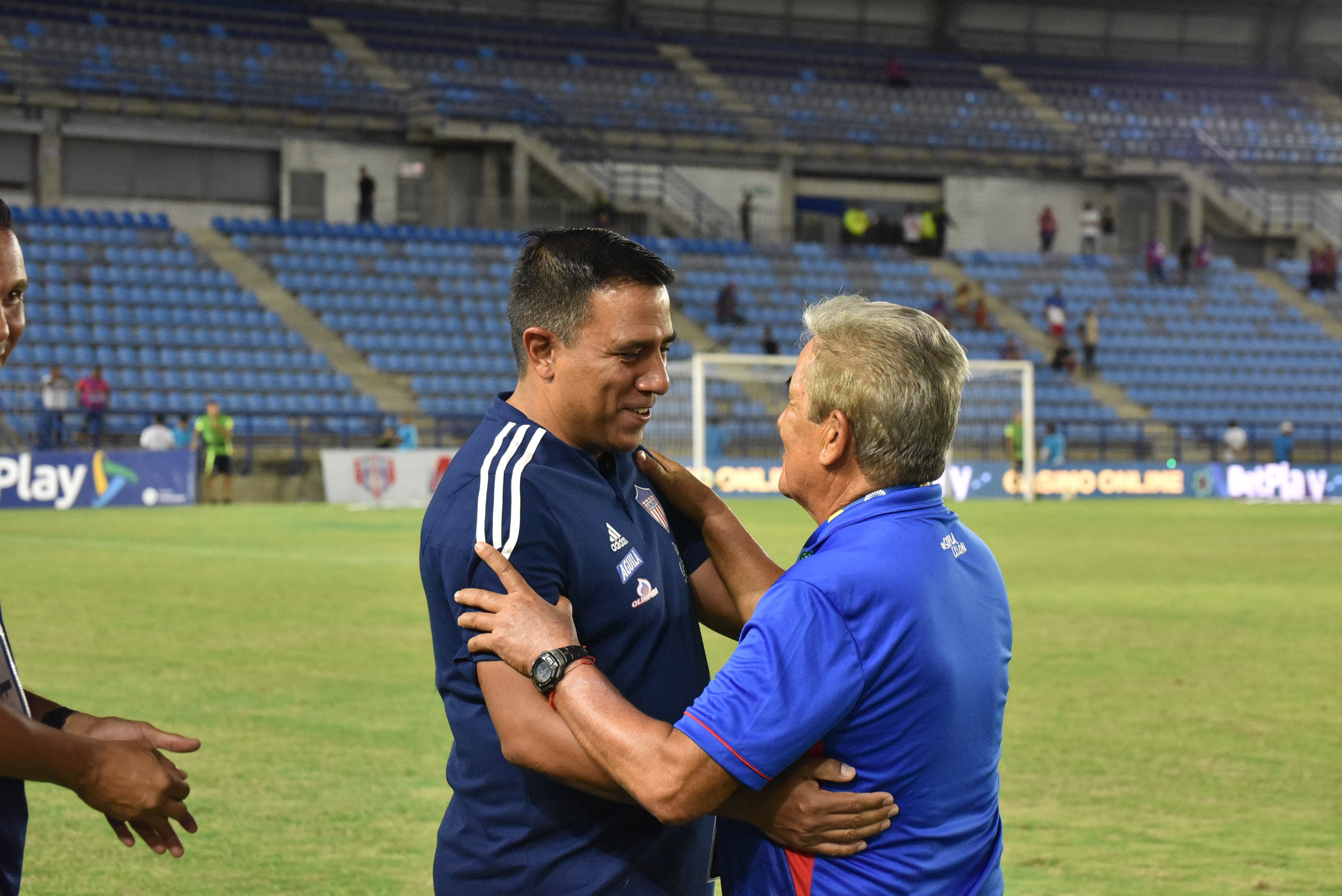 César Farías hablando con Jorge Luis Pinto en el clásico costeño de Unión vs. Junior