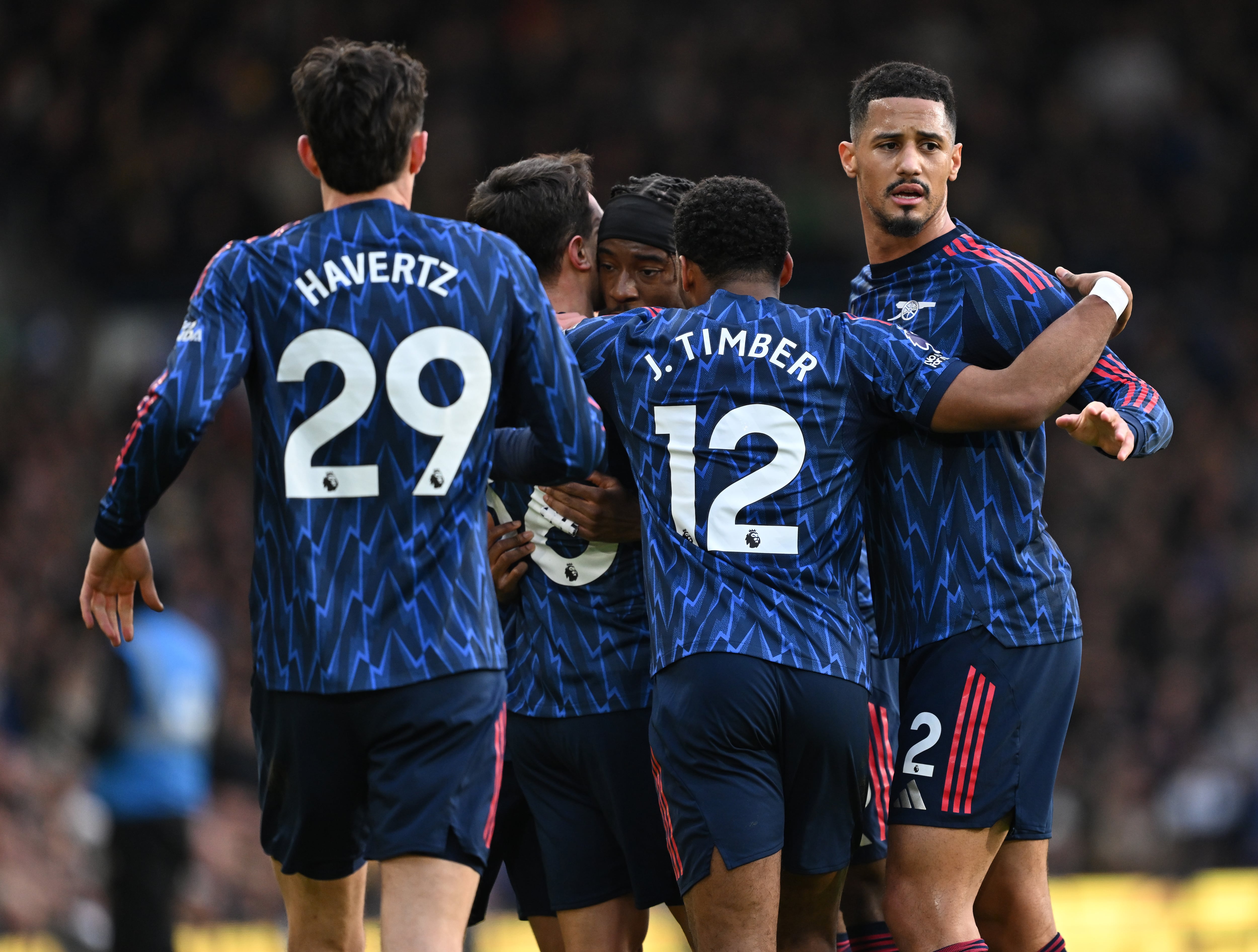 Jugadores de Arsenal celebran un gol ante el Leeds.