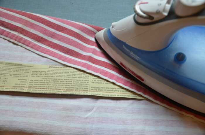 Sobre el área afectada, colocar papel de horno o un cartón, luego con la plancha bien caliente, hacer presión sobre el cartón o papel con el objetivo de que la goma de mascar quede adherida al papel. 