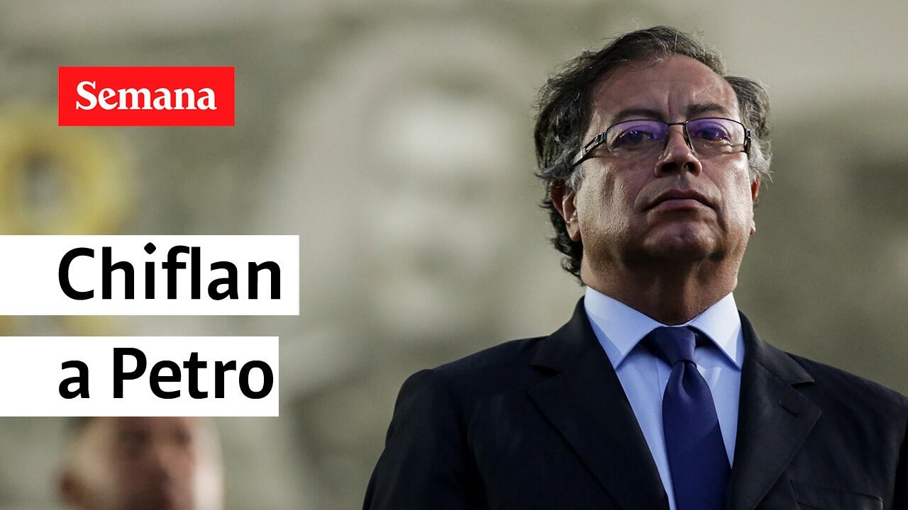 Entre rechiflas recibieron al presidente Gustavo Petro en escuela de la Policía.