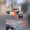 En video quedó registrado el momento en el que un preso protagonizó un intento de fuga cuando era trasladado por las autoridades en una camioneta oficial.