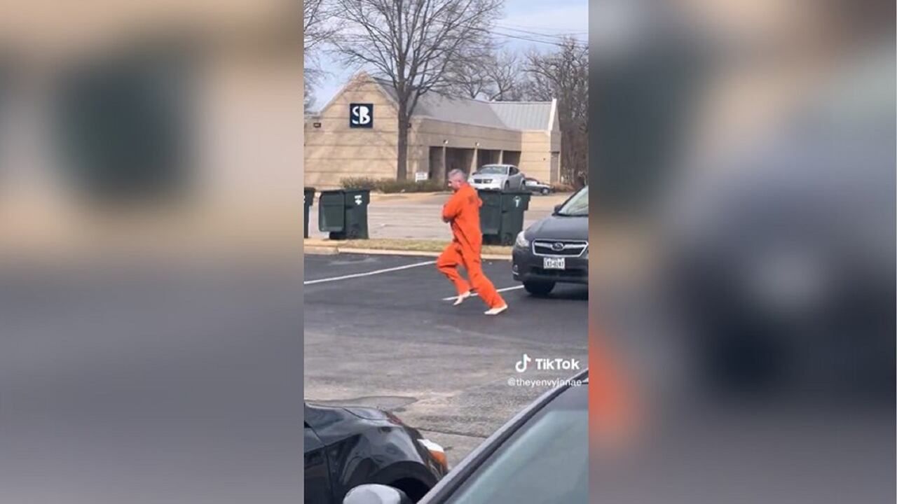 En video quedó registrado el momento en el que un preso protagonizó un intento de fuga cuando era trasladado por las autoridades en una camioneta oficial.