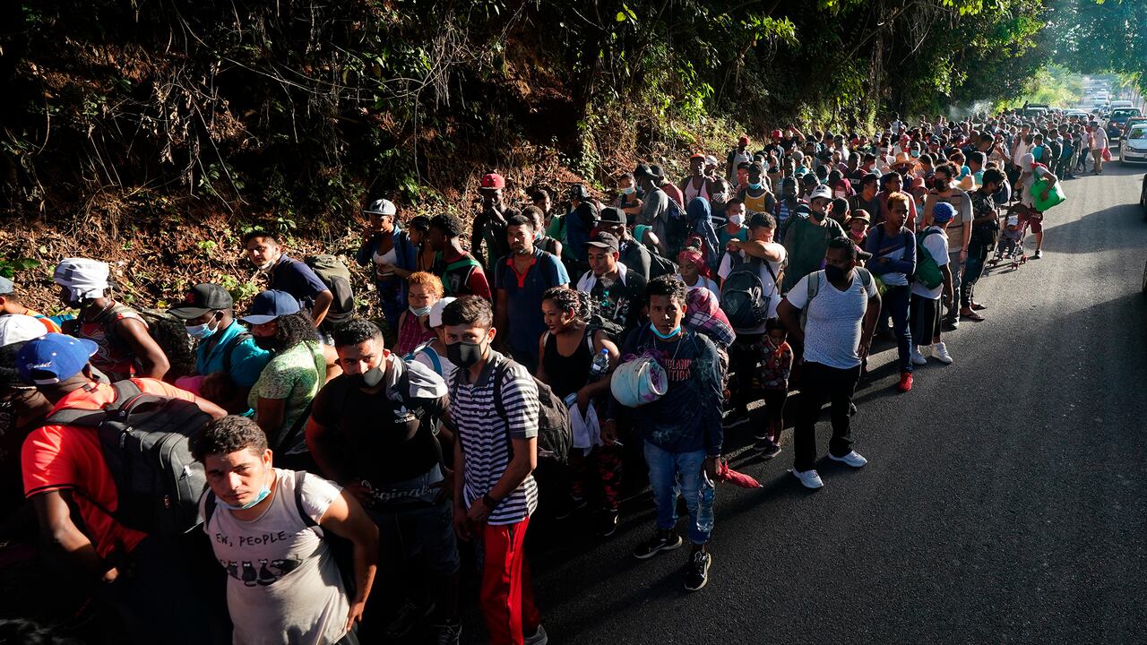 Caravana de inmigrantes se dirige hacia la frontera entre Estados Unidos y México, luego de partir de Tapachula, México.