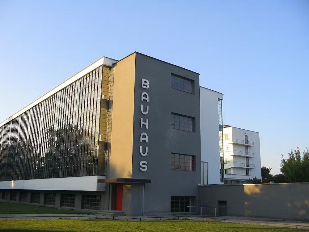 Edificio de la Bauhaus en Dessau diseñado por Walter Gropius. Wikimedia Commons