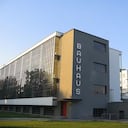 Edificio de la Bauhaus en Dessau diseñado por Walter Gropius. Wikimedia Commons