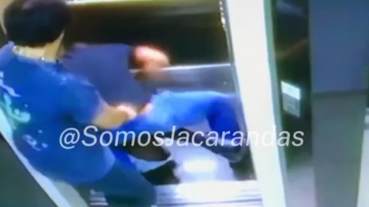 Periodista Juan Fernando Barona agrede a una mujer en un ascensor.