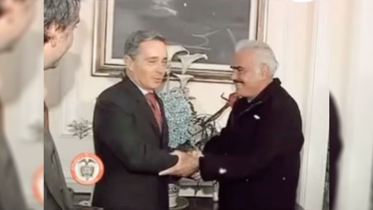 El expresidente, Álvaro Uribe, junto a Vicente Fernández en su visita a Colombia en 2009
