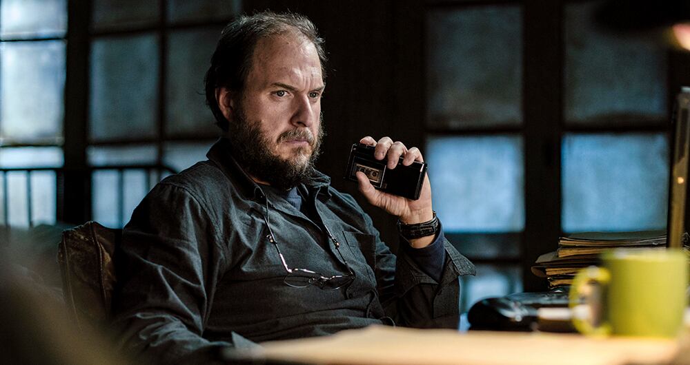 En Los iniciados, el actor Andrés Parra interpreta a un periodista alcohólico y bipolar. La película está inspirada en varios libros del autor colombiano Mario Mendoza. 