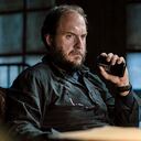 En Los iniciados, el actor Andrés Parra interpreta a un periodista alcohólico y bipolar. La película está inspirada en varios libros del autor colombiano Mario Mendoza.