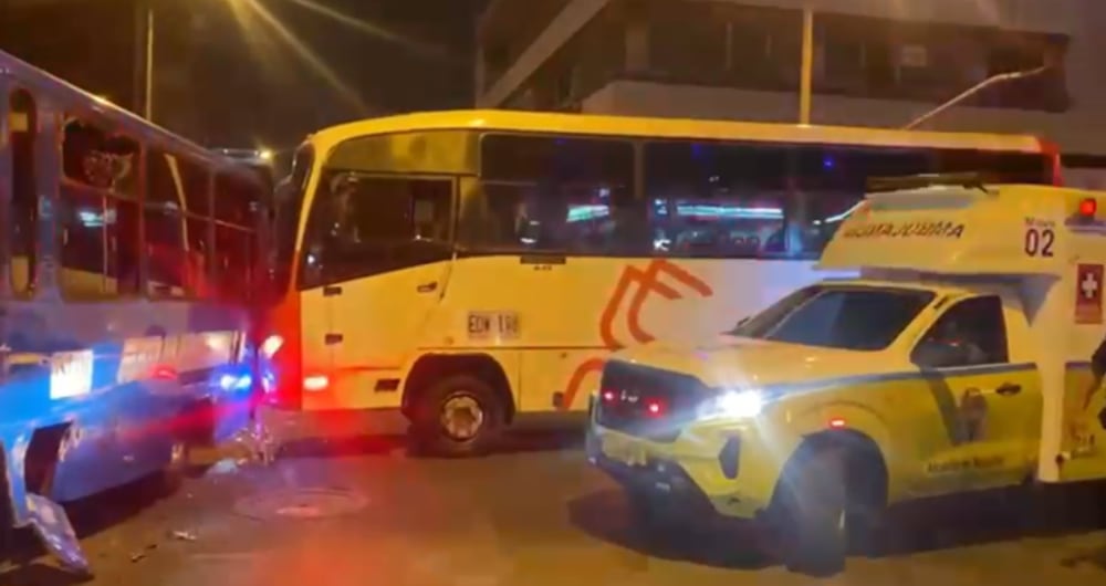 Accidente en el centro de Medellín entre dos buses de servicio público.
