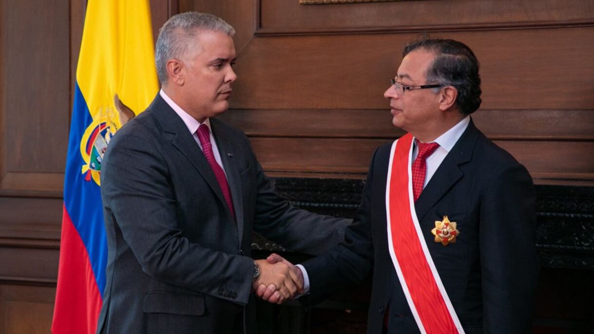 Iván Duque condecoró al presidente electo Gustavo Petro.