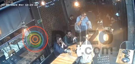 Momento en el que el ladrón ingresa al restaurante