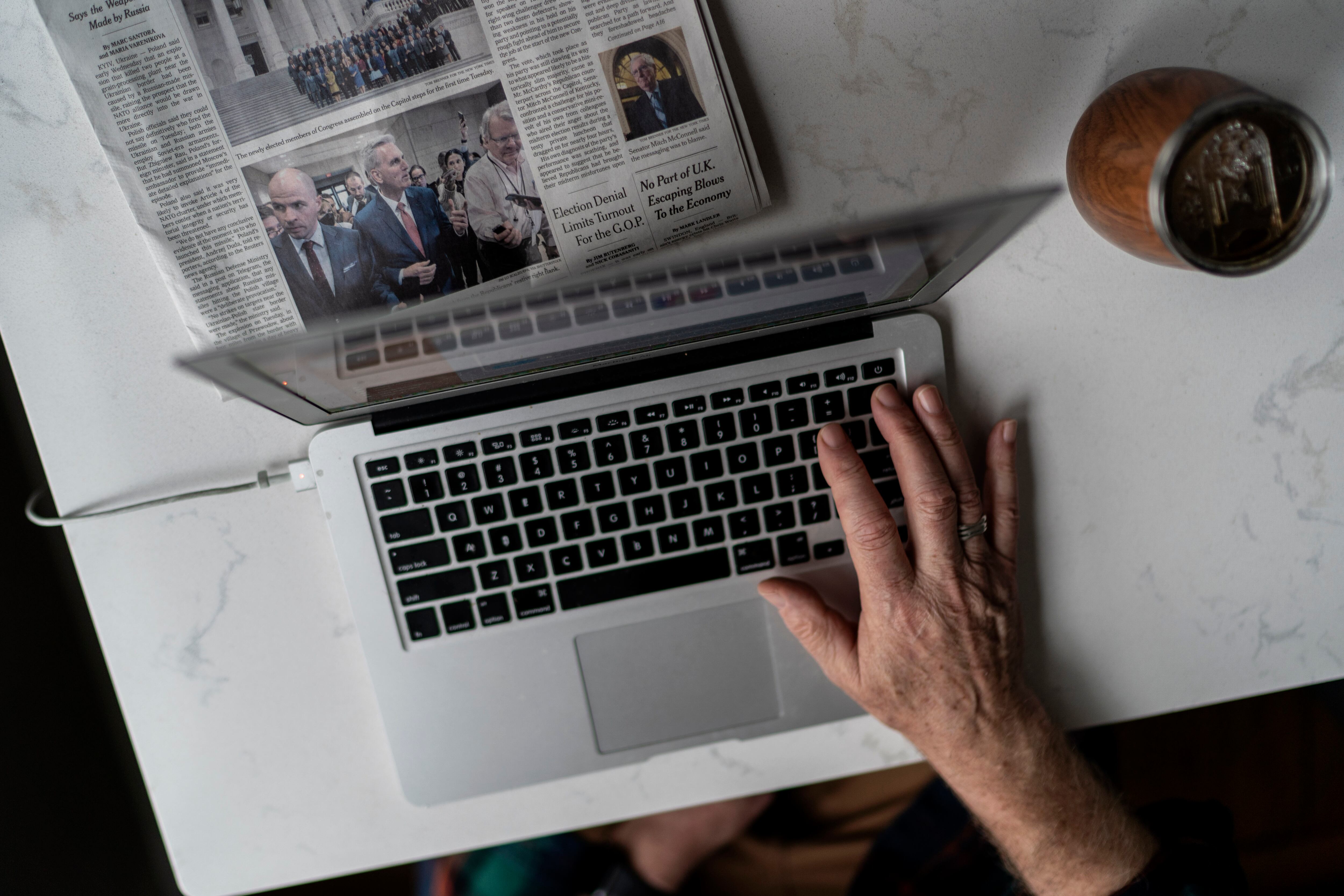 Usuario usando un PC Portátil.