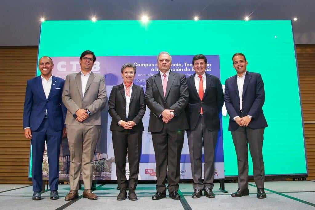 Alcaldesa Claudia López; el secretario de Desarrollo Económico, Alfredo Bateman; el director de la Agencia Distrital para la Educación Superior, la Ciencia y la Tecnología (Atenea), José María Roldán; el presidente de Corferias, Andrés López, y el presidente de la Cámara de Comercio de Bogotá, Ovidio Claros