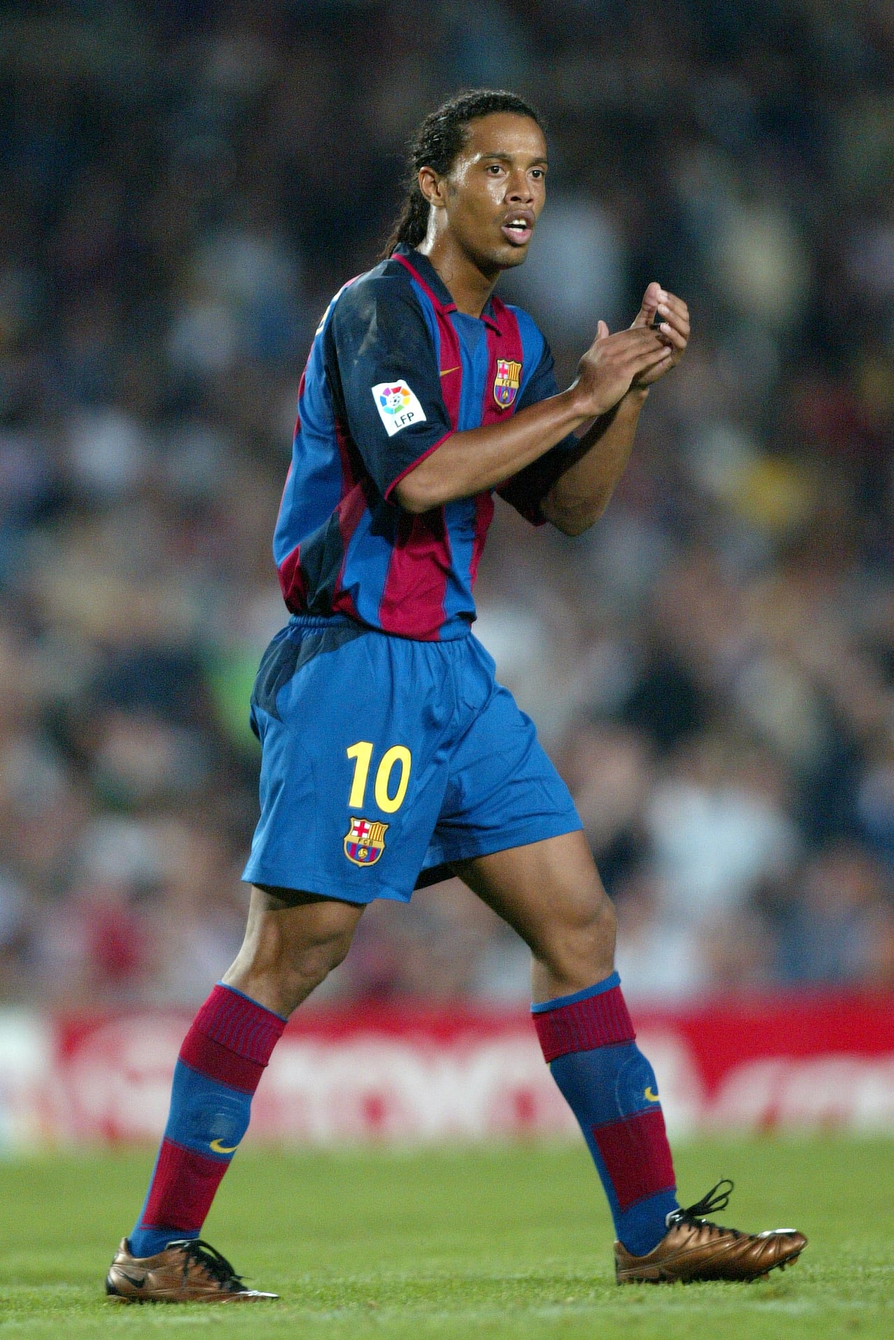 Ronaldihno vistiendo la camiseta número 10 del Barcelona en la temporada 2003.