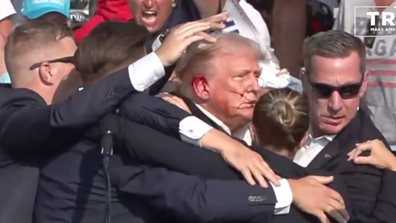 El expresidente y actual candidato resultó con una herida en su oreja derecha.