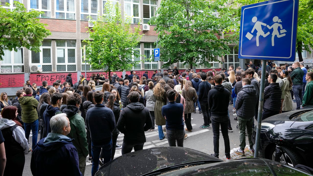 Decenas de personas se reúnen a las afueras del a escuela donde ocurrió el tiroteo para rendir homenaje a las víctimas.