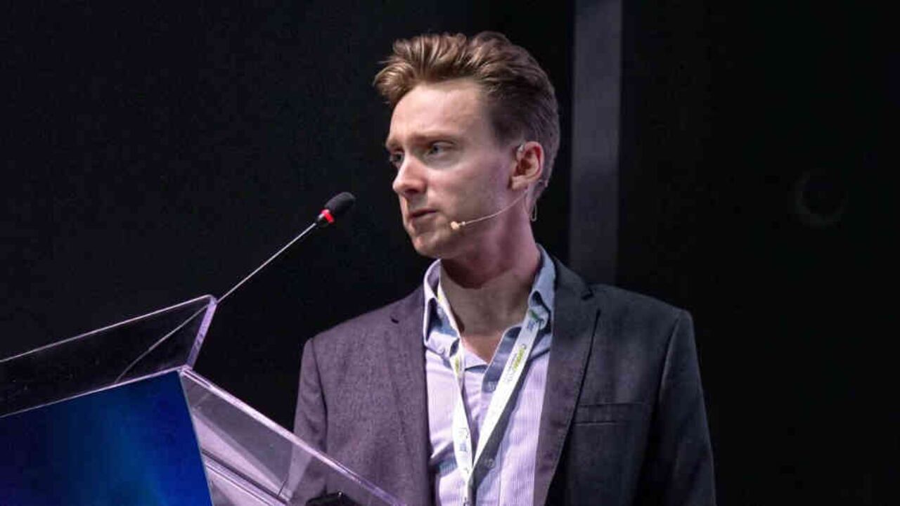 Se desempeñó en todos los puestos posibles en un periódico, y hoy abre paso como Director de contenido premium en un exitoso diario digital sueco.