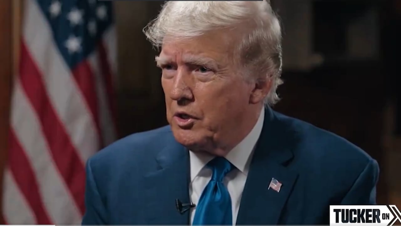 Trump, que ha fardado de poder conseguir mayores índices de audiencia en su entrevista con Carlson, ha agregado que hay personas del debate que no deberían postularse a la candidatura para la carrera a la Casa Blanca, como el caso del exgobernador de Arkansas Asa Hutchinson. Foto X @TuckerCarlson