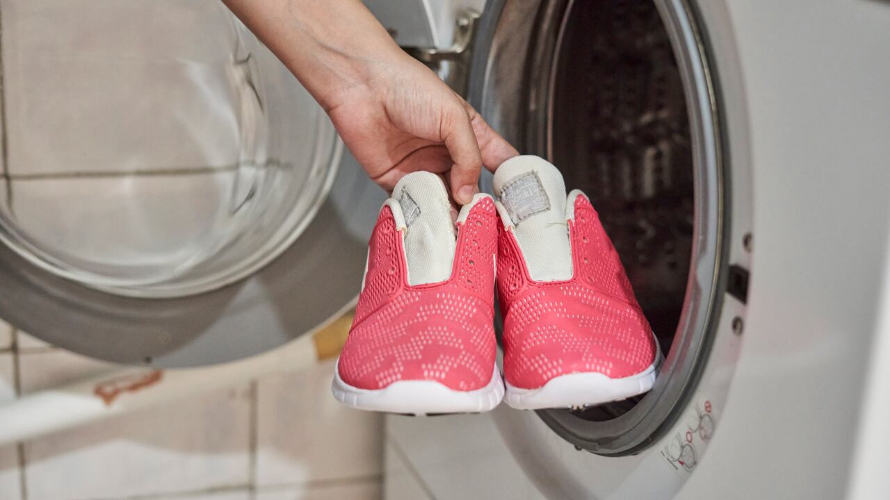 Lavar los tenis en lavadora puede ser un proceso desafiante.