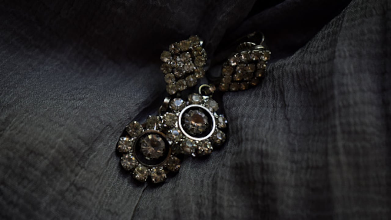 Las joyas de plata se pueden negrear.