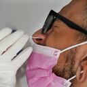 Un trabajador de salud recolecta una muestra de hisopado nasal para una prueba de COVID-19. (Foto AP / Marco Ugarte)