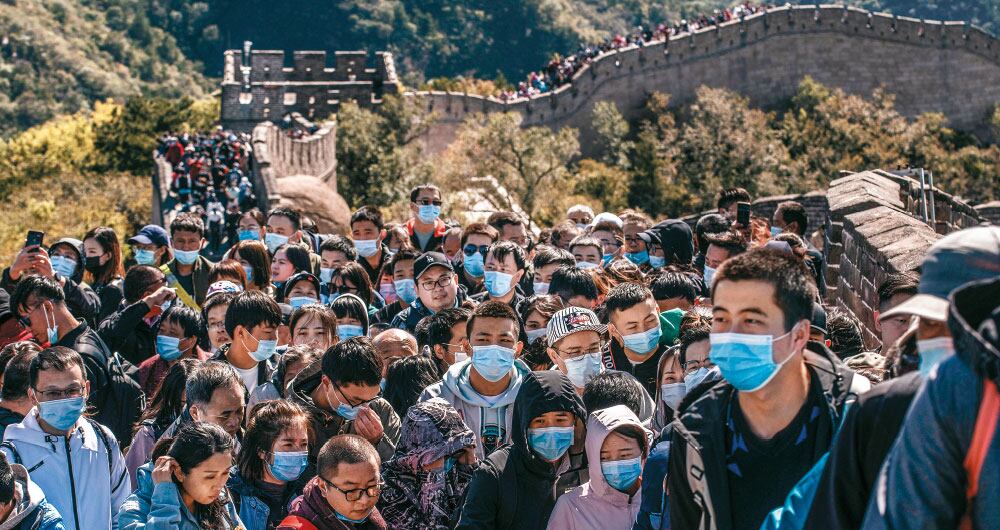 Miles de turistas en la Muralla China durante la Semana Dorada. 