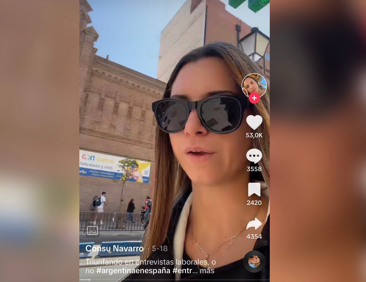 Una vez salió del lugar y grabando con su teléfono celular mientras caminaba, narró que, al parecer, todo iba bien, había respondido varias preguntas y prácticamente ya sentía que había pasado esa etapa del proceso de selección prueba y lograría ser contratada.