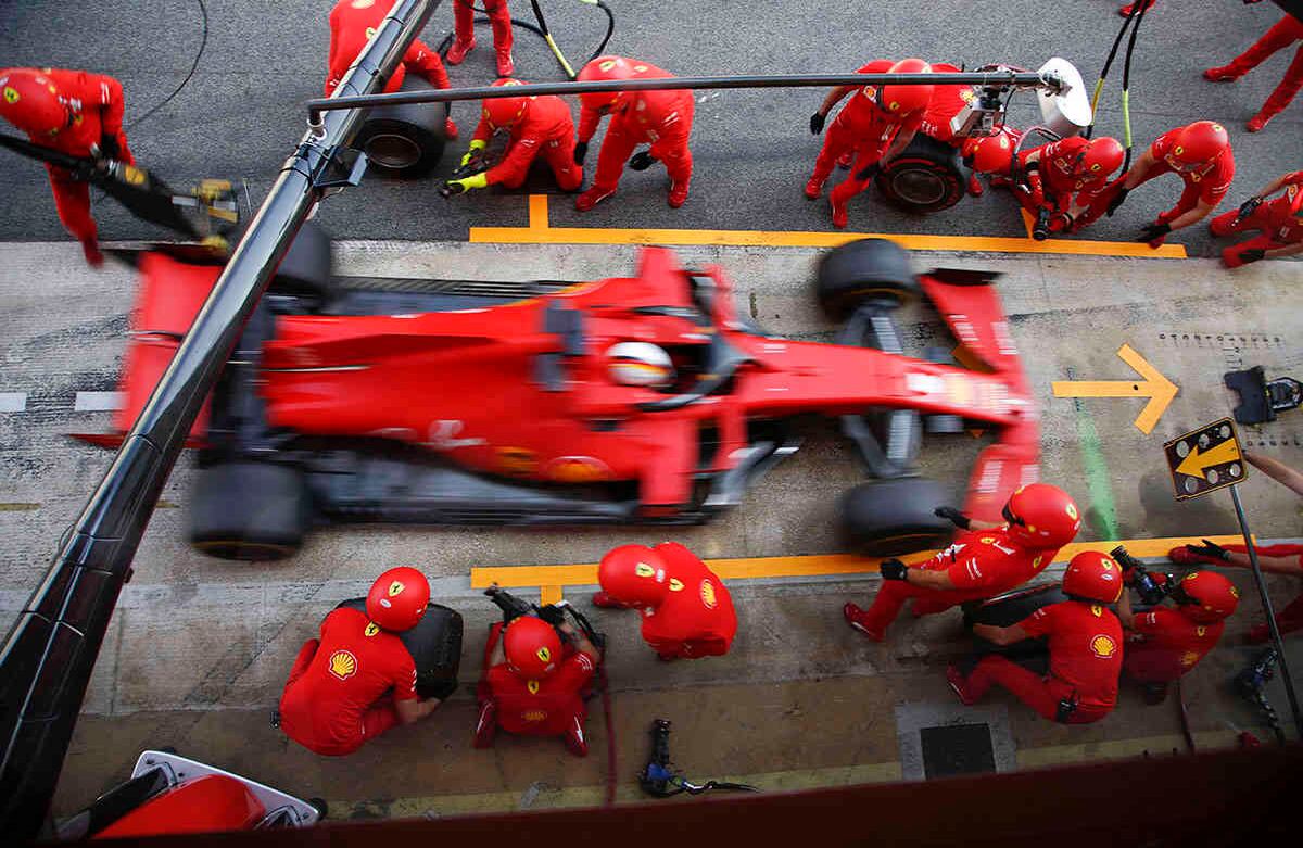 El piloto de Ferrari Sebastian Vettel se detiene en boxes para cambiar sus neumáticos durante la segunda sesión de práctica del Gran Premio de Fórmula Uno de España, en el hipódromo de Barcelona, este viernes 14 de agosto. Foto: Emilio Morenatti / Pool vía AP