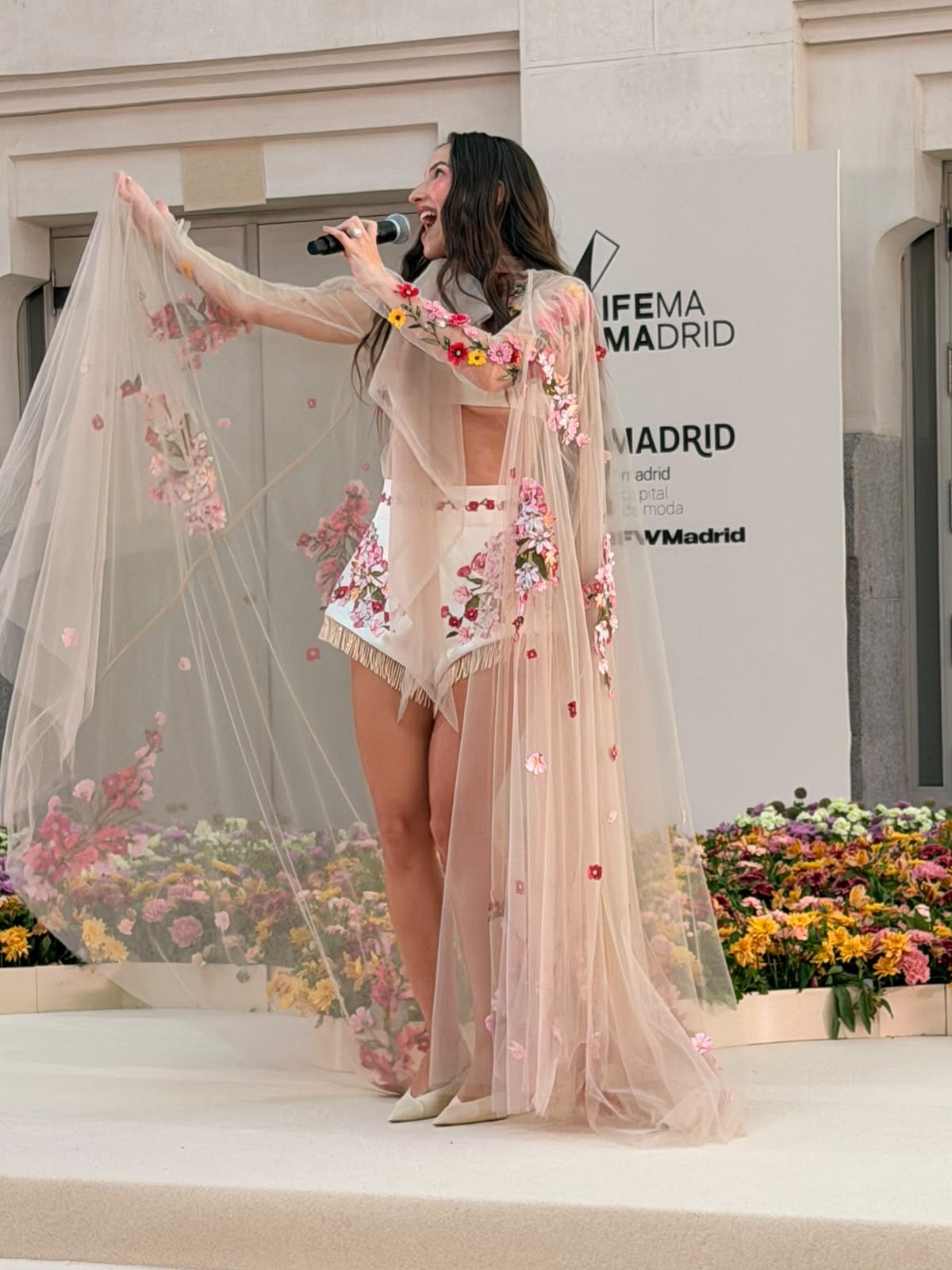 La artista Aria Vega canto en vivo en la pasarela de Agua by Agua Bendita en la galería de cristal en el Palacio de Cristal en la Mercedes Benz Fashion Week Madrid.