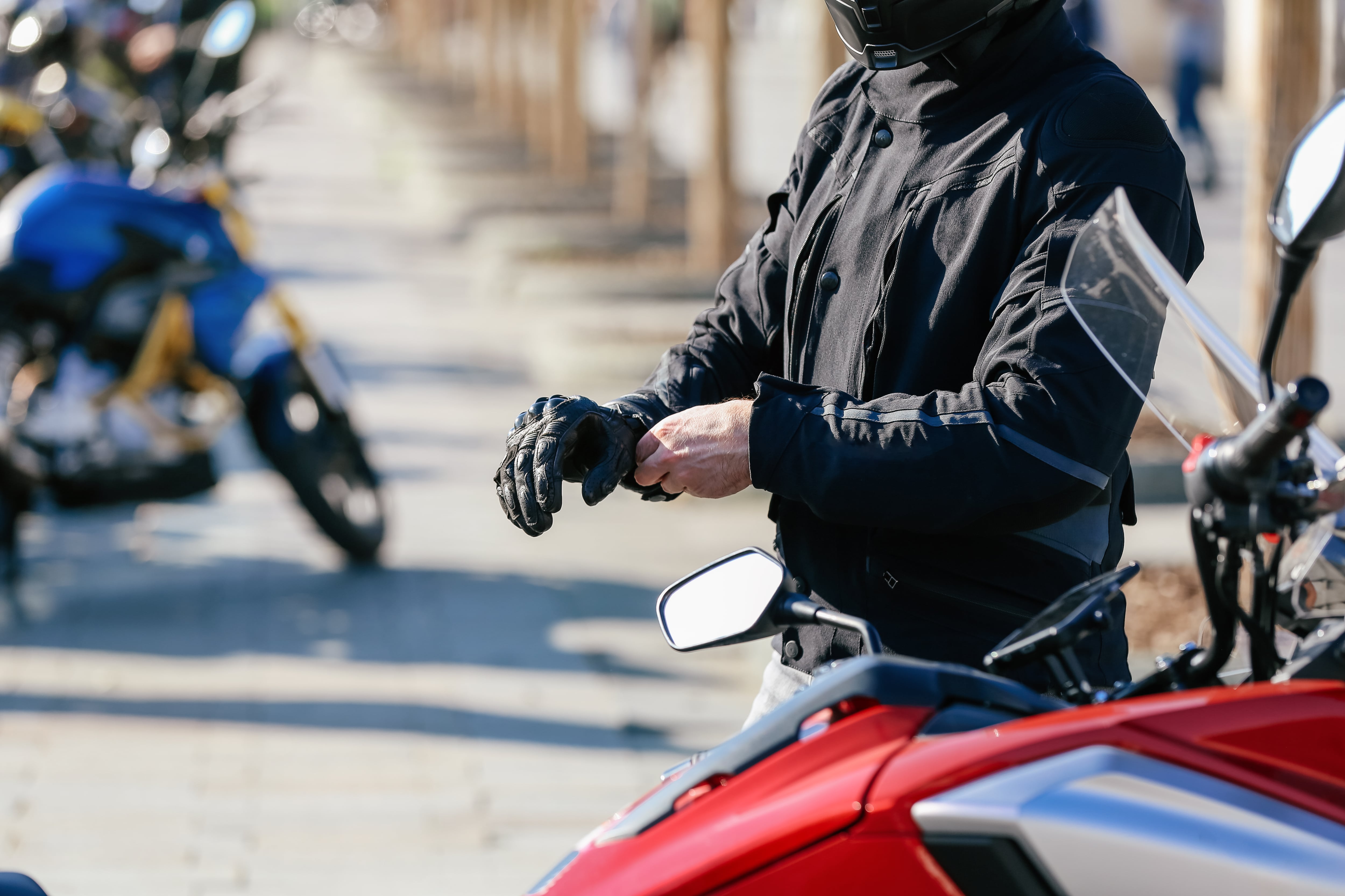 Elegir unos guantes adecuados puede marcar la diferencia en términos de seguridad y control sobre la motocicleta.