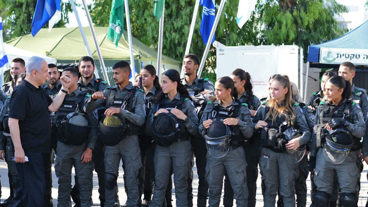 El primer ministro israelí, Benjamin Netanyahu, se reúne con miembros de la Policía fronteriza israelí en la ciudad central de Lod, cerca de Tel Aviv, el 13 de mayo de 2021, un día después de que grupos de extrema derecha israelíes se enfrentaran con las fuerzas de seguridad y los árabes israelíes. (Photo by Yuval CHEN / POOL / AFP)