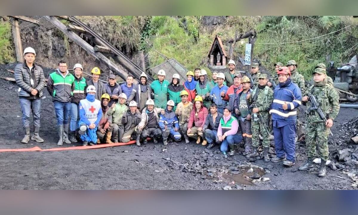 Los dos trabajadores fueron llevados al hospital de Zipaquirá para ser valorados. Presentan síntomas de hipotermia y descompensación.