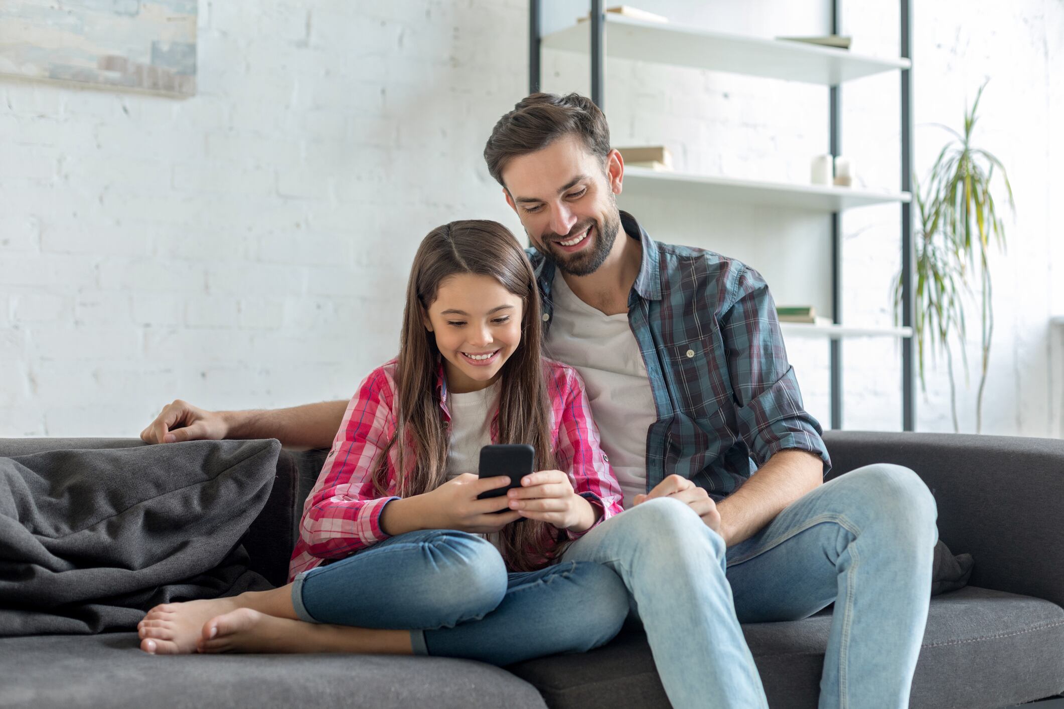 Padres deben revisar el uso de celular por parte de sus hijos.