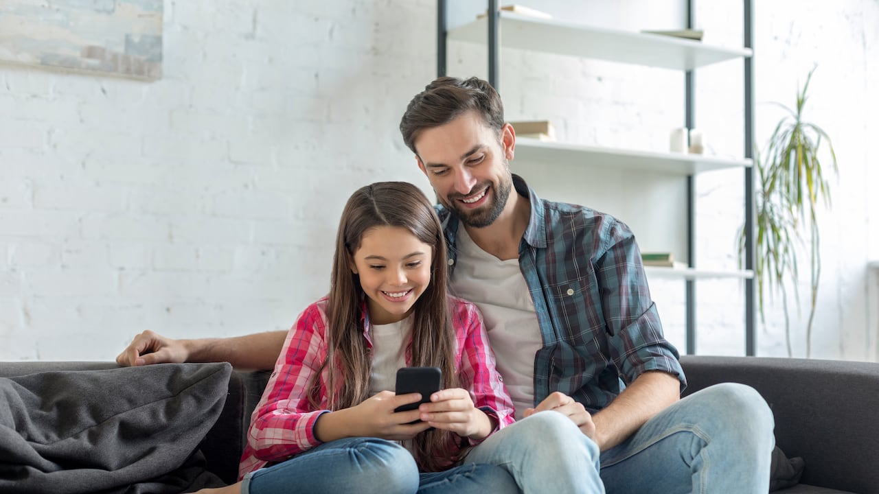 Padres deben revisar el uso de celular por parte de sus hijos.