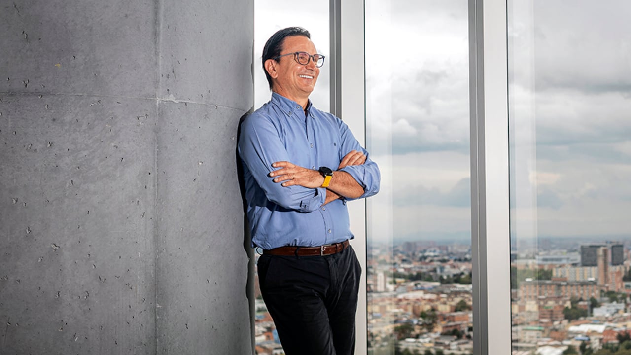 Juan Carlos Mora inició su camino en Bancolombia hace más de tres décadas. Llegó a la presidencia del grupo empresarial y ahora lidera la evolución a Grupo Cibest.