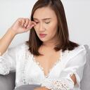 La caspa en las pestañas puede generar ardor, inflamación y comezón.