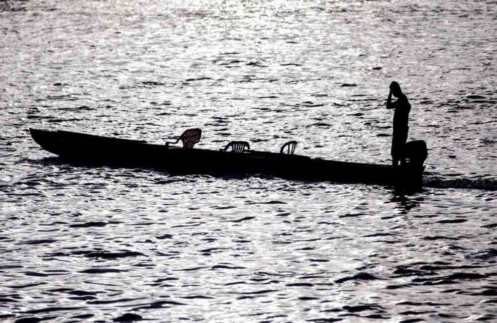 Un pescador navega por el río Atrato, el jueves 17 de noviembre de 2016, en Quibdó, Chocó, durante el II Festival Detonante 2016. Foto: Carlos Julio 