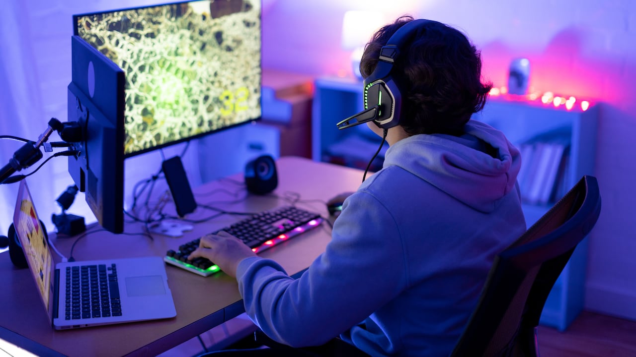 El éxito en esta carrera va mucho más allá de jugar por horas; requiere disciplina, estrategia y el equipamiento adecuado.